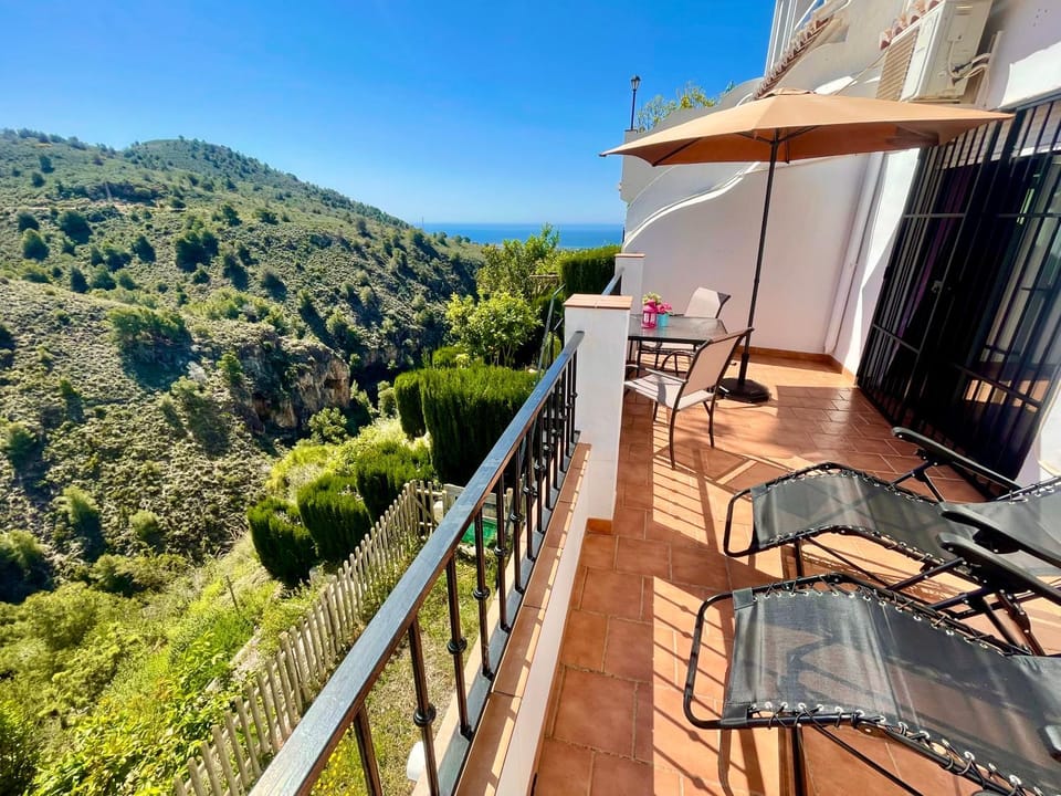 Apartamentos Axarquia , Frigiliana, terraza privada con vistas a la montaña rio y al mar Apartment in Frigiliana