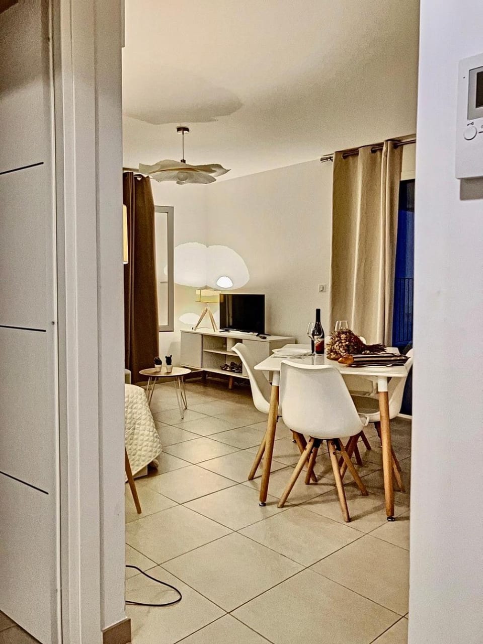 TV and multimedia, Kitchen or kitchenette, Living room, Seating area, Dining area