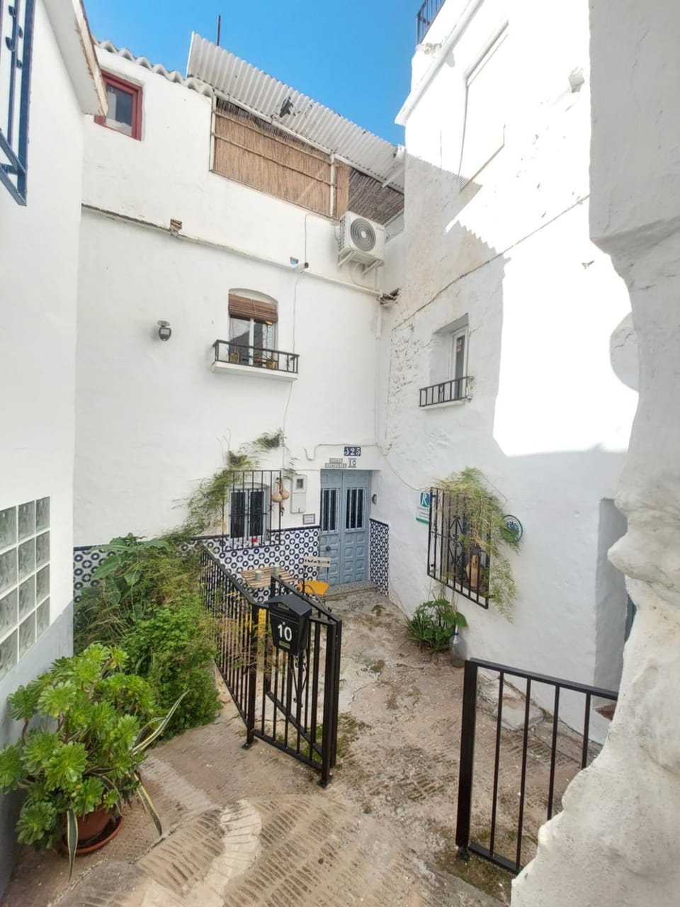 Property building, Patio, Balcony/Terrace
