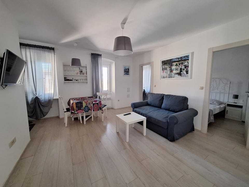 Property building, TV and multimedia, Living room, Seating area, internet