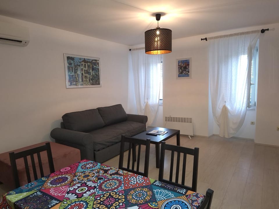 TV and multimedia, Living room, Photo of the whole room, Seating area, Dining area, internet, air conditioner