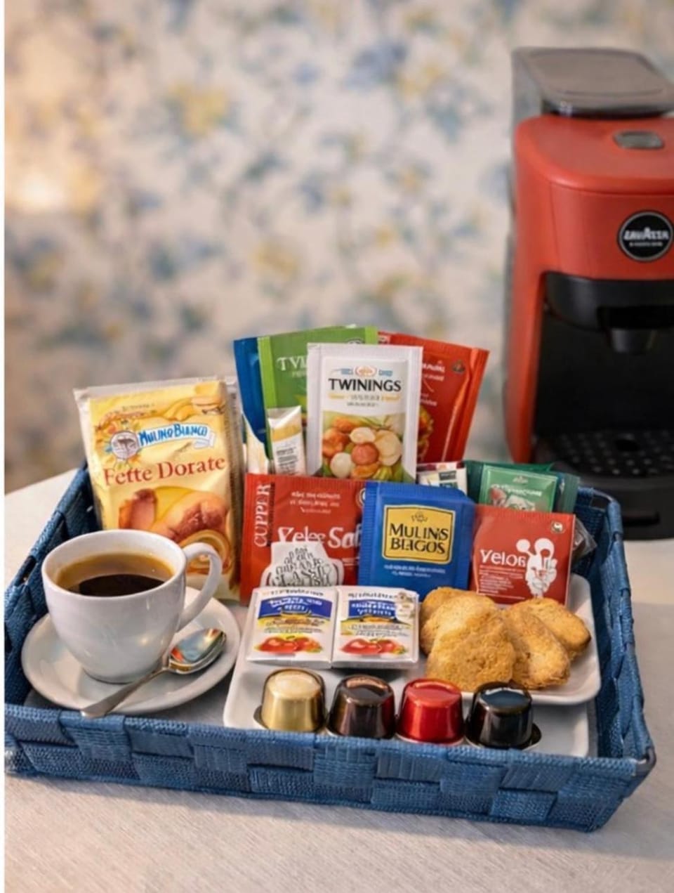 Coffee/tea facilities, Food and drinks, Food