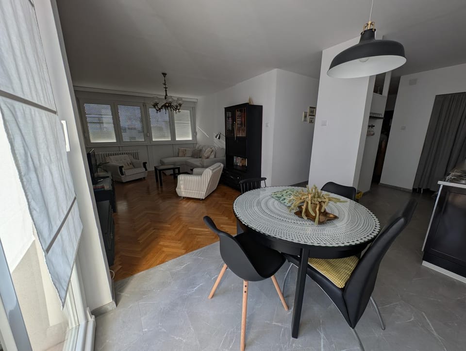 TV and multimedia, Living room, Seating area, City view, Street view