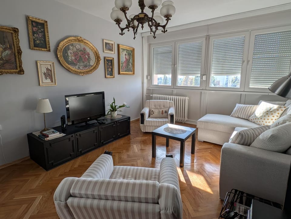 TV and multimedia, Living room, Seating area, City view