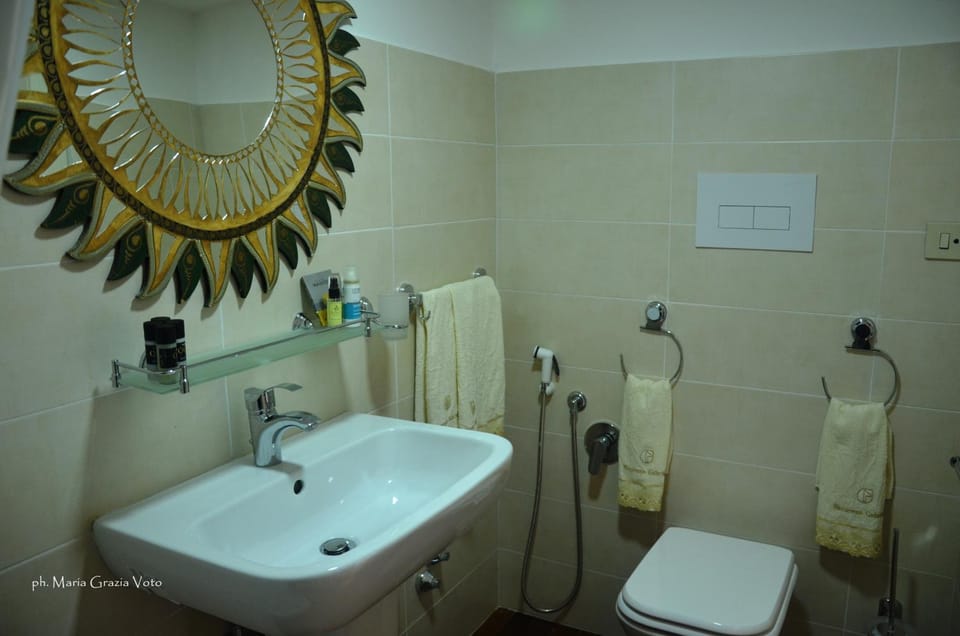 Toilet, Bathroom, towels