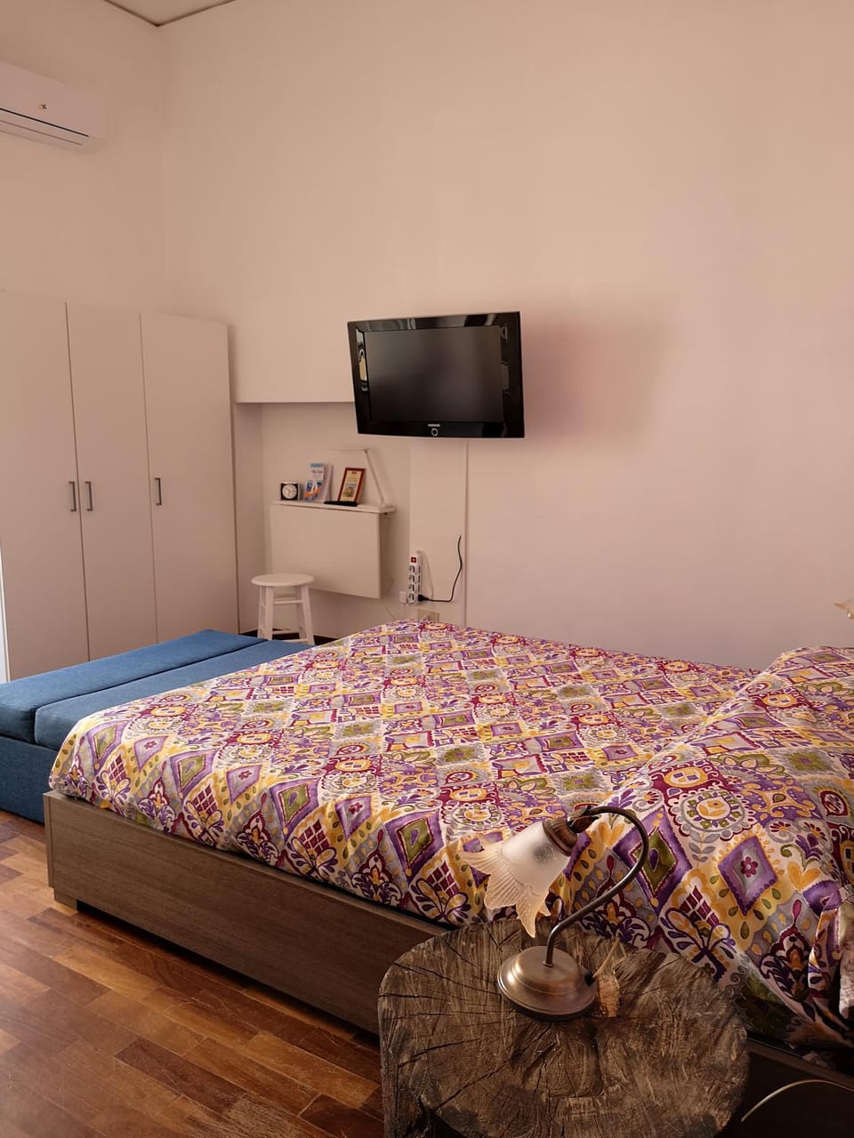 Bed, TV and multimedia, Photo of the whole room, Bedroom