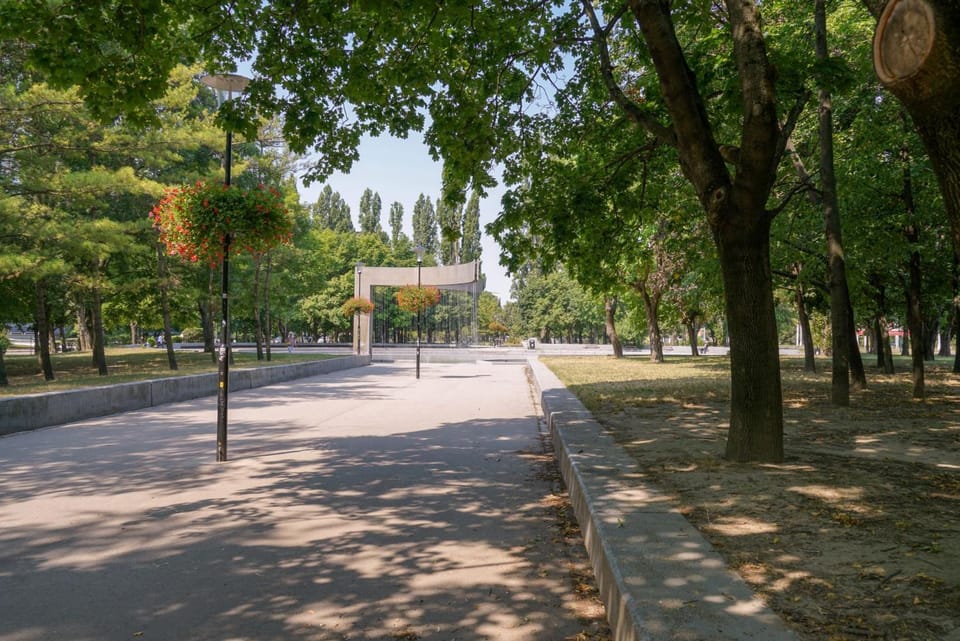 Off site, Neighbourhood, Natural landscape, Activities, Garden, On site, Location