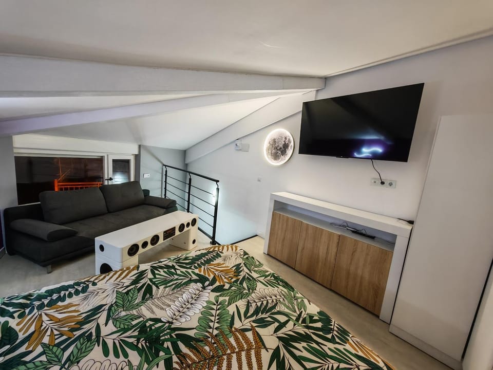 Photo of the whole room, Bedroom