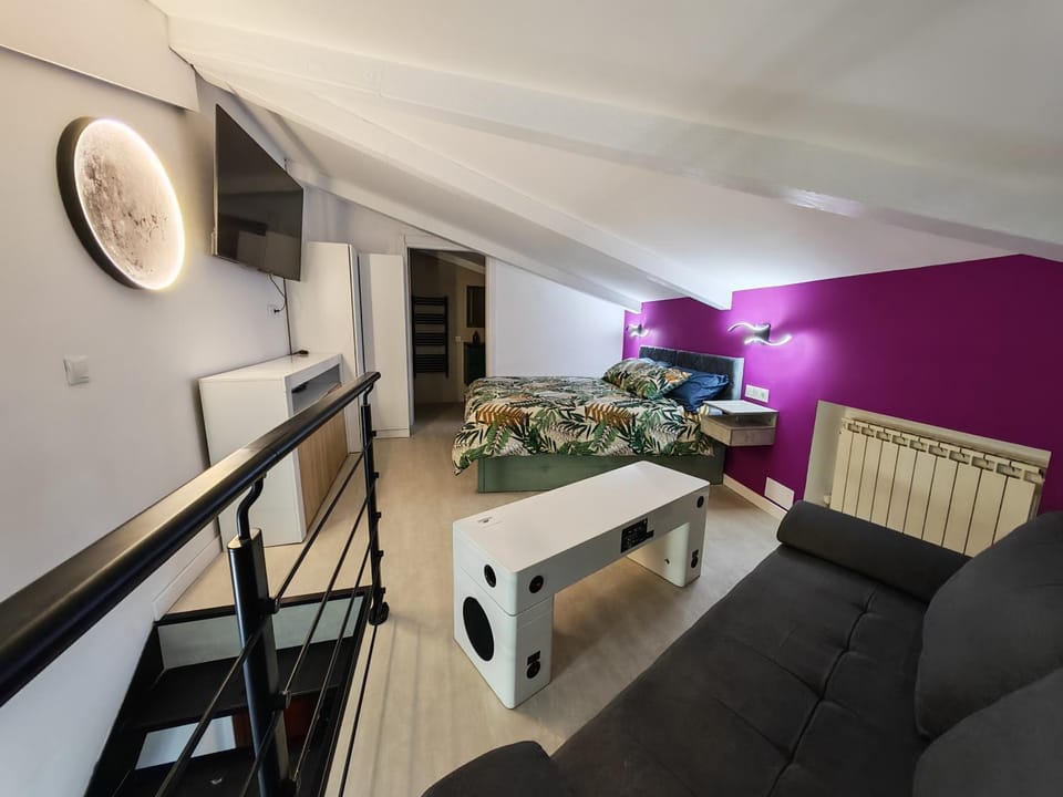 Bed, Photo of the whole room