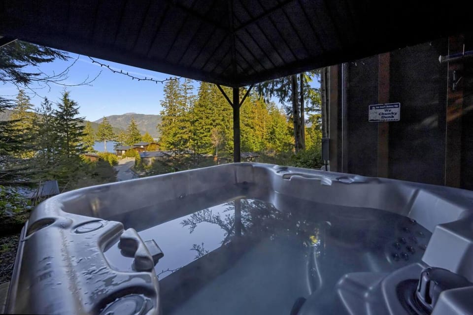 The Great Escape - Port Renfrew House in Cowichan Valley