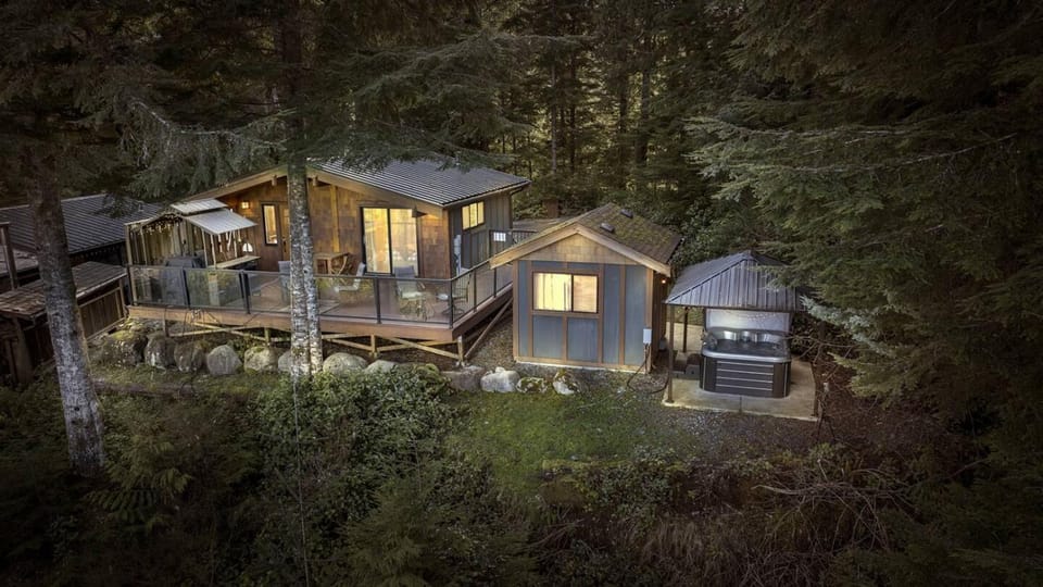The Great Escape - Port Renfrew House in Cowichan Valley