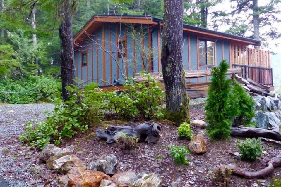 The Great Escape - Port Renfrew House in Cowichan Valley