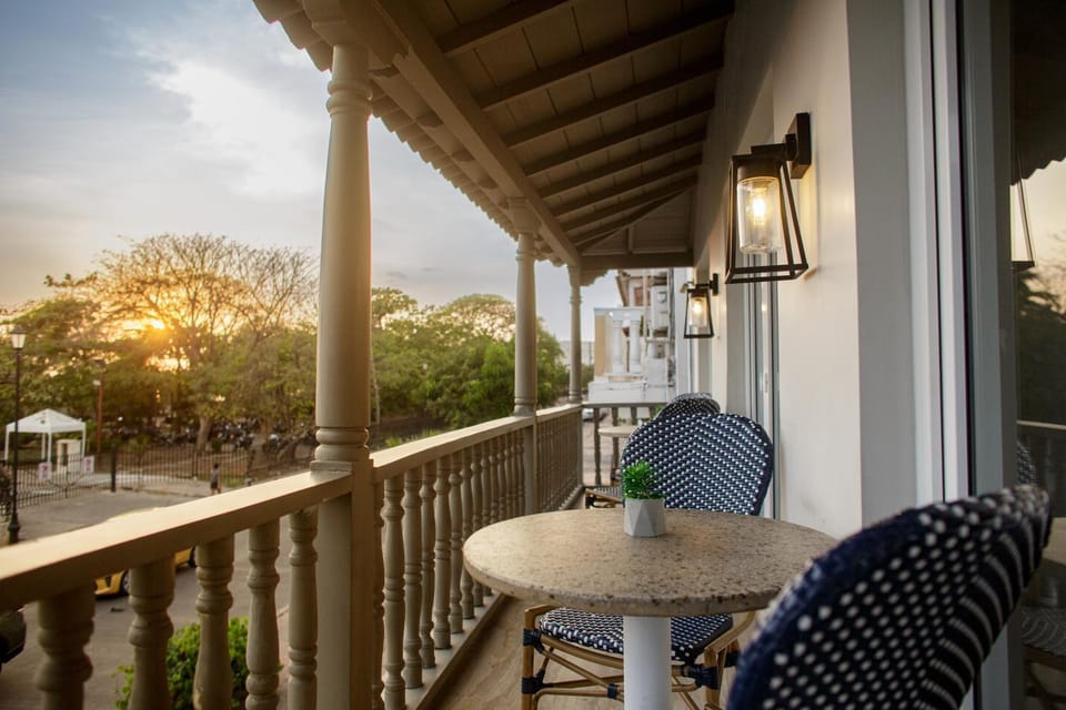 Restaurant/places to eat, Balcony/Terrace