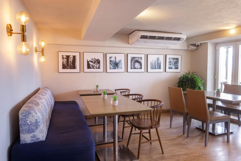 Seating area, Breakfast