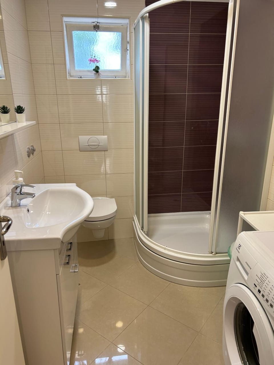 Shower, Bathroom, towels, washing machine