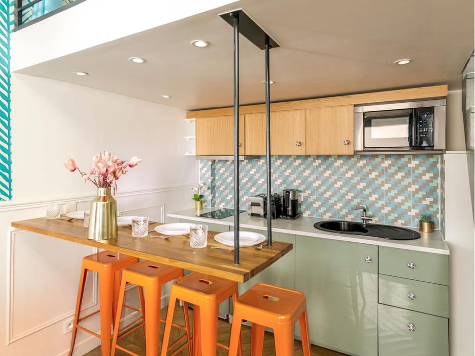 Coffee/tea facilities, Kitchen or kitchenette, Dining area, microwave, stove, toaster