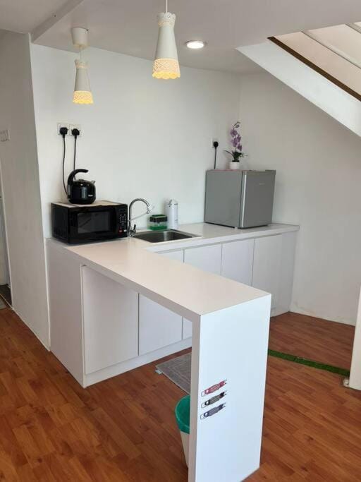Kitchen or kitchenette, minibar, oven