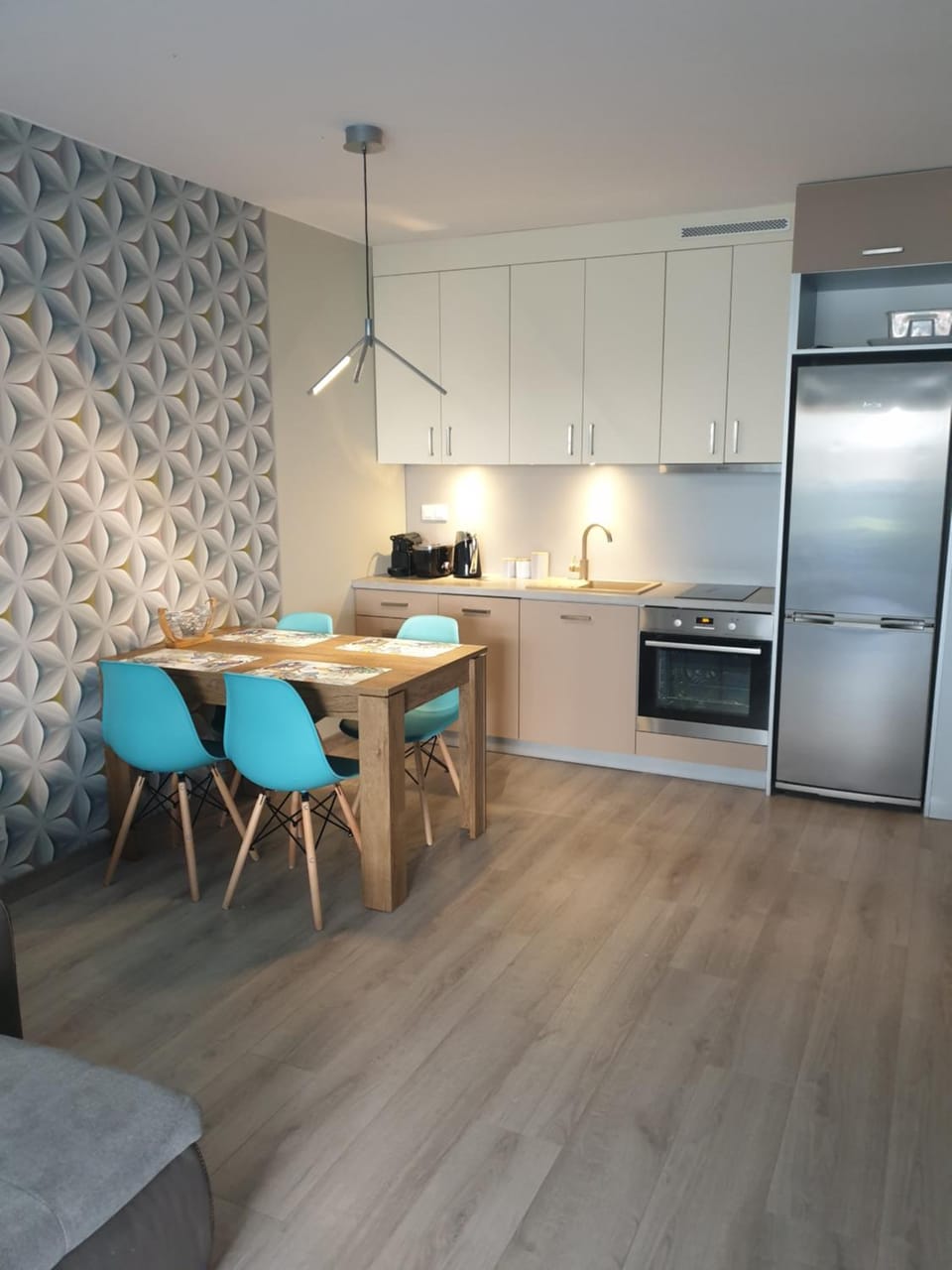 Kitchen or kitchenette, Food and drinks, Dining area