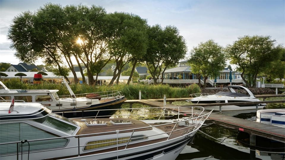Restaurant/places to eat, Balcony/Terrace, Lake view