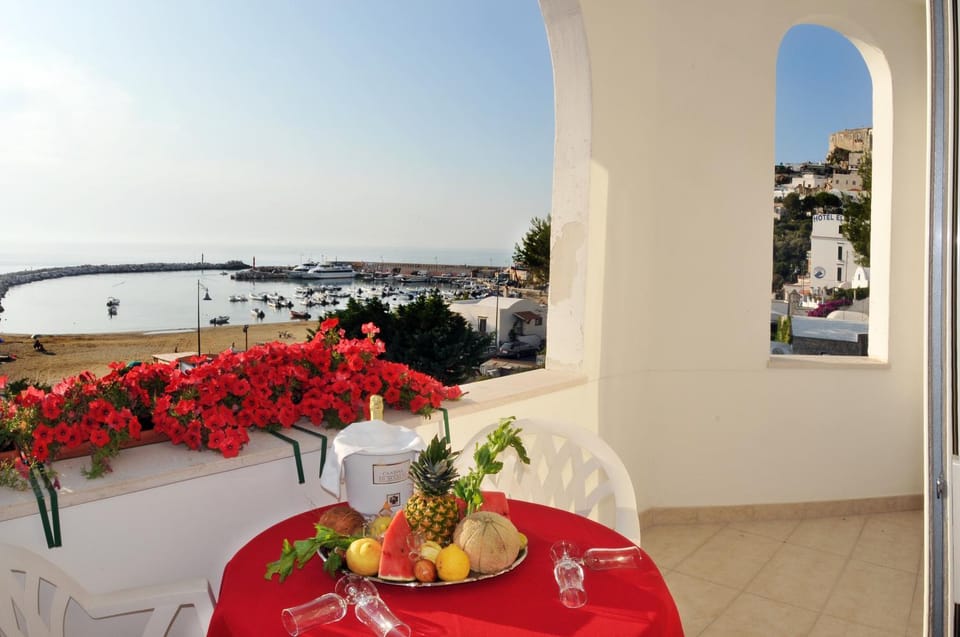 View (from property/room), Balcony/Terrace, Food
