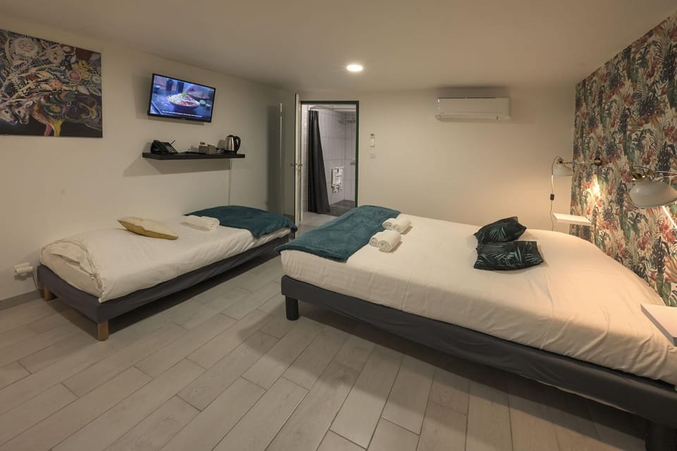 Photo of the whole room, towels, air conditioner