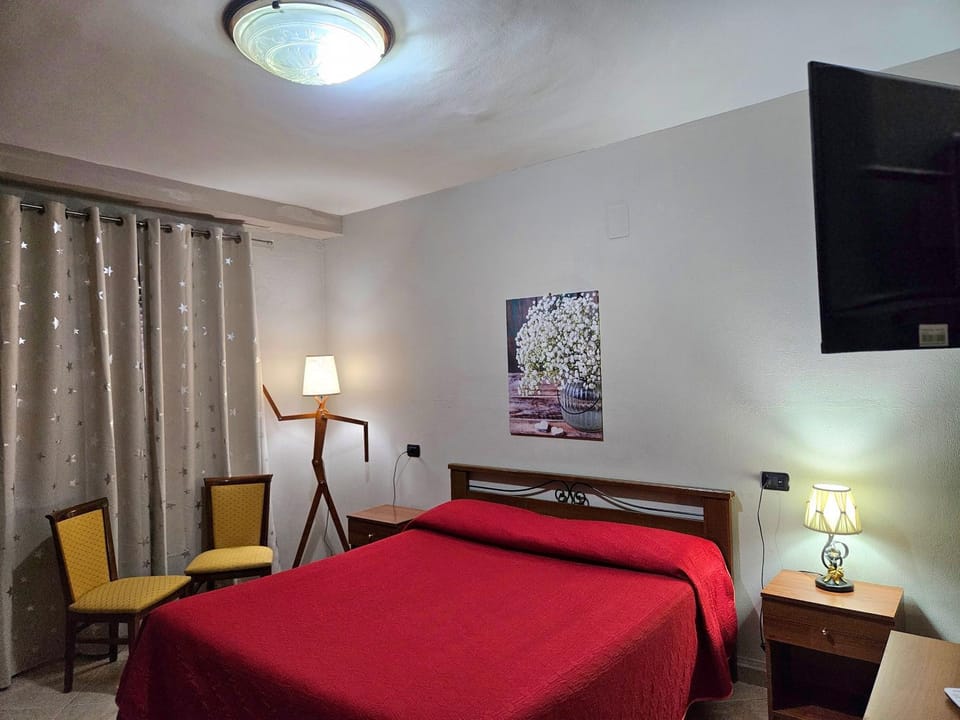 Bed, TV and multimedia, Photo of the whole room, Bedroom