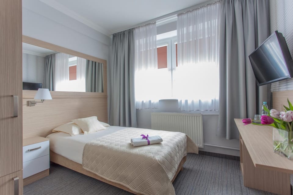 Bed, TV and multimedia, Photo of the whole room, Bedroom, towels