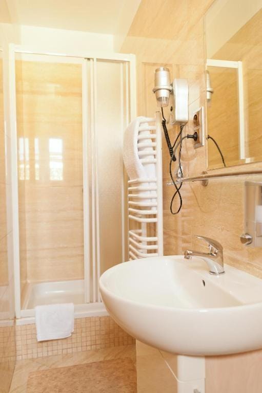 Shower, Bathroom, towels