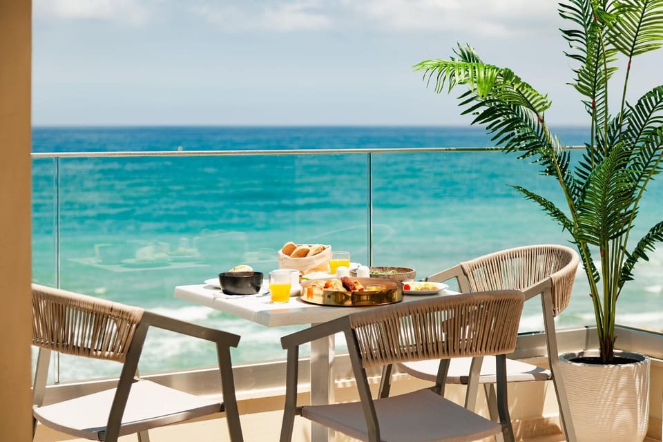 Day, Natural landscape, View (from property/room), Balcony/Terrace, Seating area, Dining area, Beach, Food, Sea view, Breakfast