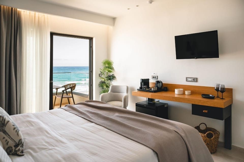 Communal lounge/ TV room, Bed, Natural landscape, TV and multimedia, Coffee/tea facilities, Kitchen or kitchenette, Photo of the whole room, Bedroom, Sea view