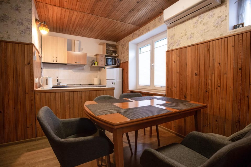 Kitchen or kitchenette, Dining area