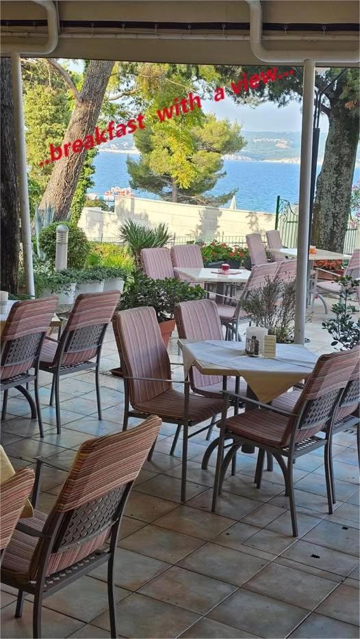 Restaurant/places to eat, Lounge or bar