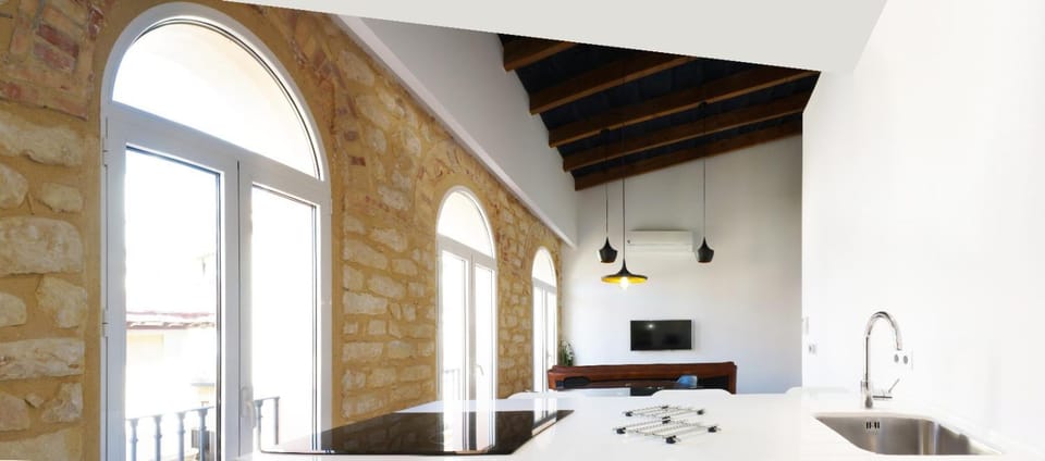 TV and multimedia, Coffee/tea facilities, Kitchen or kitchenette, Living room, Seating area, Dining area