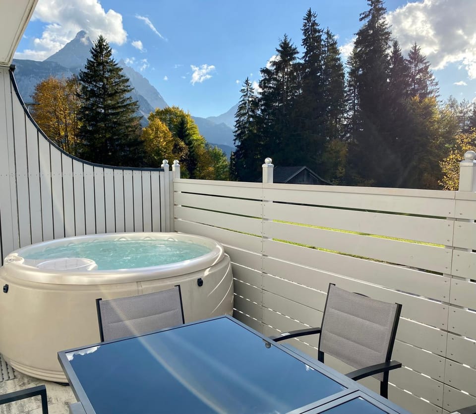 Hot Tub, Swimming pool