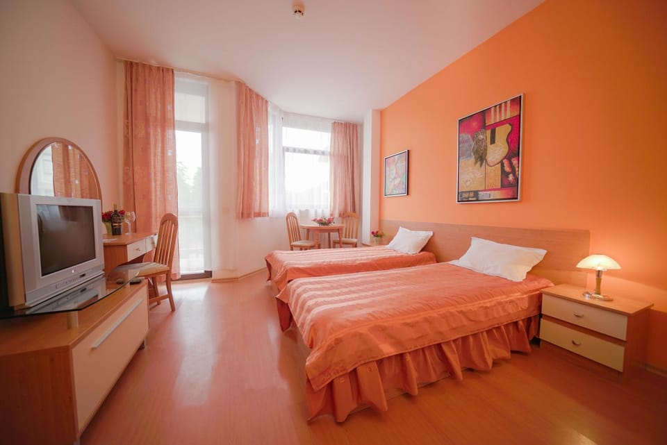 Bed, TV and multimedia, Photo of the whole room