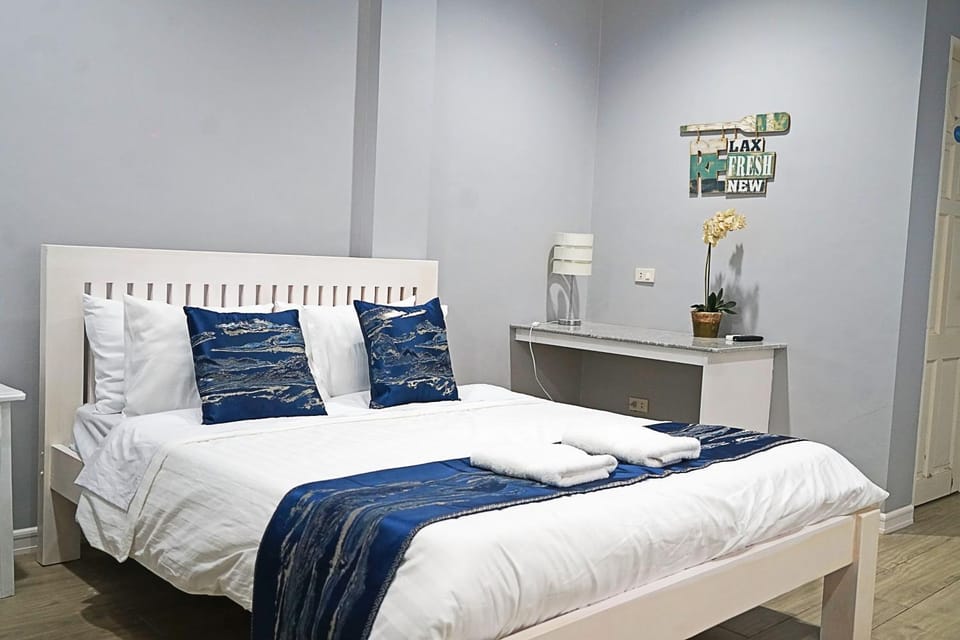 Property building, Restaurant/places to eat, Bed, Bedroom, Swimming pool, Breakfast