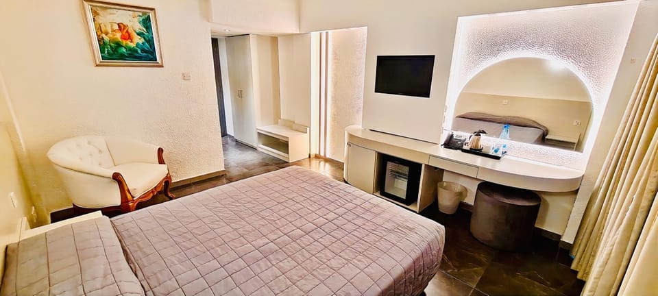 Bed, TV and multimedia, Coffee/tea facilities, Photo of the whole room, Bedroom, hair dresser, locker, locker