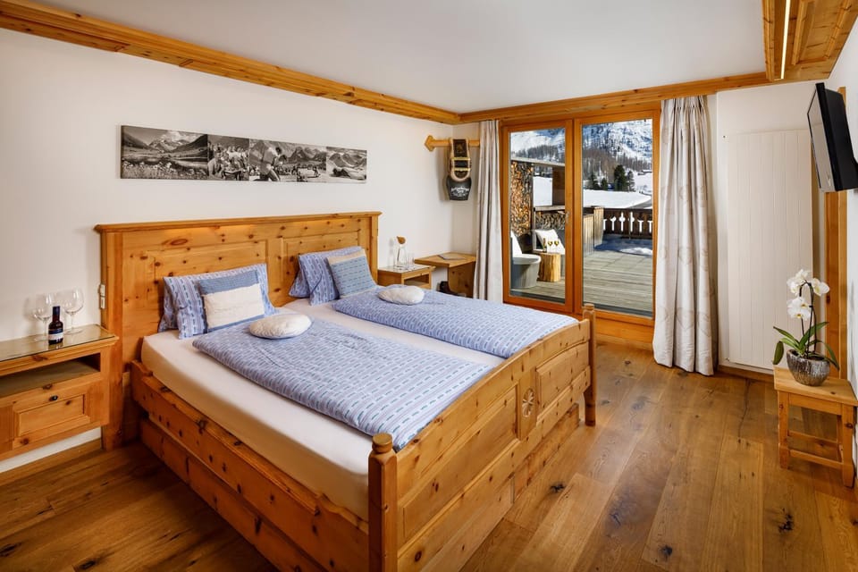 Bed, Hot Tub, Balcony/Terrace, Photo of the whole room, Bedroom, Mountain view, Family, Family