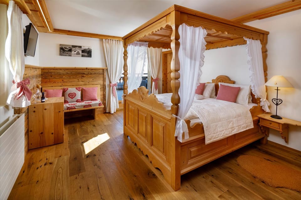 Hot Tub, Balcony/Terrace, Photo of the whole room, Bedroom, Mountain view