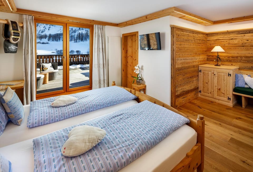 Bed, Hot Tub, TV and multimedia, Balcony/Terrace, Photo of the whole room, Bedroom, Mountain view, Family, Family