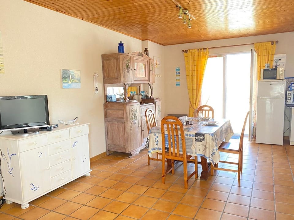Maison de Vacances Cosy à 800m de la Plage avec Cour Privative et Accès WIFI - FR-1-231-161 House in Pays de la Loire