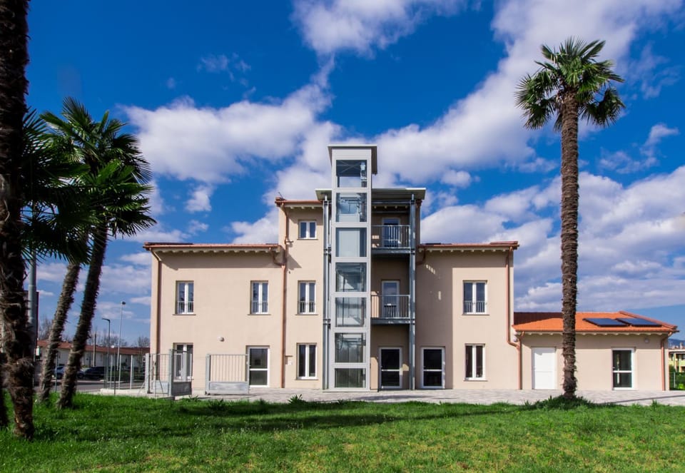 Property building, Facade/entrance, Garden