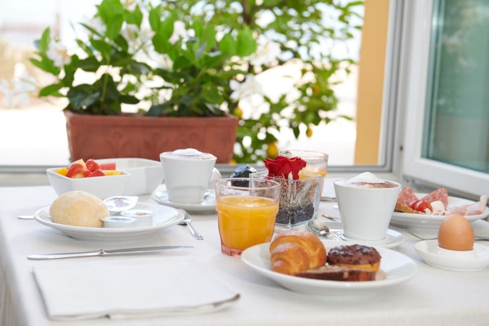 Restaurant/places to eat, Buffet breakfast