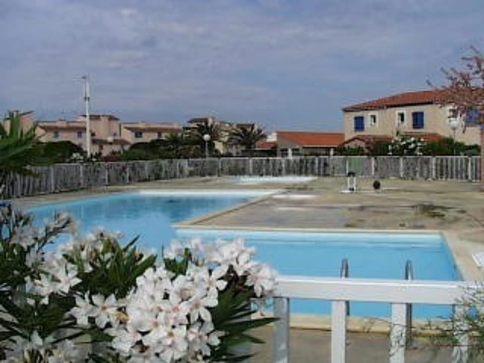 Villa T4 avec Piscine, 3 chambres, jardin, parking privé, proche commerces et plage, 8 couchages - FR-1-81-296 Villa in Le Barcarès