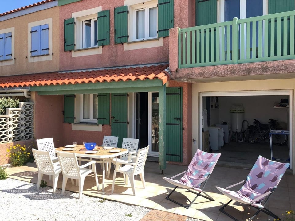 Villa T4 avec Piscine, 3 chambres, jardin, parking privé, proche commerces et plage, 8 couchages - FR-1-81-296 Villa in Le Barcarès
