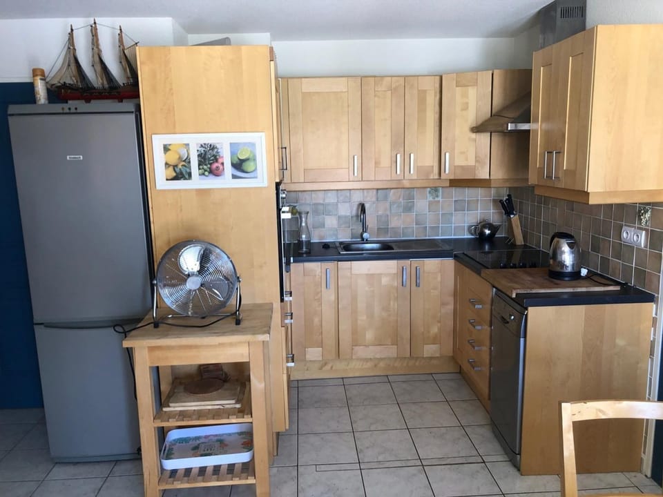 Villa T4 avec Piscine, 3 chambres, jardin, parking privé, proche commerces et plage, 8 couchages - FR-1-81-296 Villa in Le Barcarès