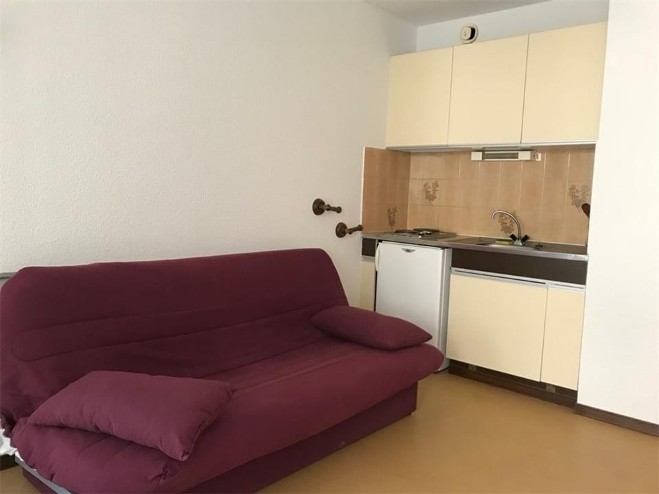 Studio cabine avec piscine, plage à 50m, parking privé, commerces à 400m - FR-1-81-339 Cabin in Leucate