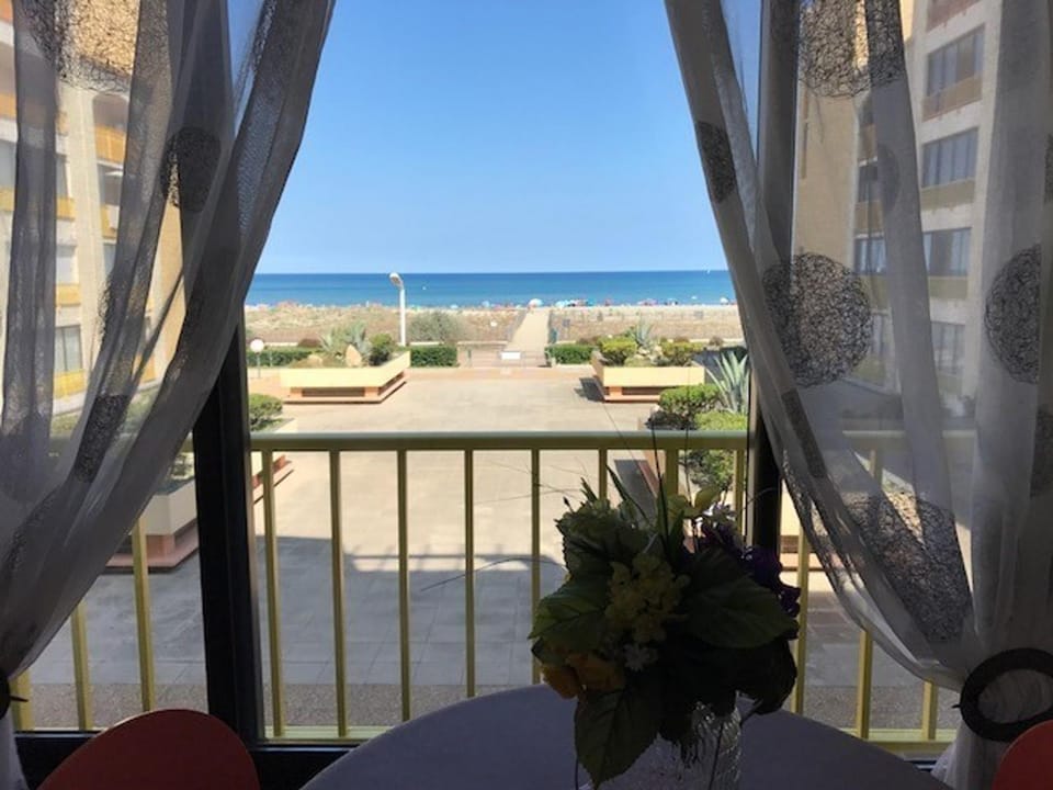 Studio cabine avec loggia, 4 pers, mer à 50m, commerces à 150m, proche Aqualand - FR-1-81-231 Cabin in Le Barcarès