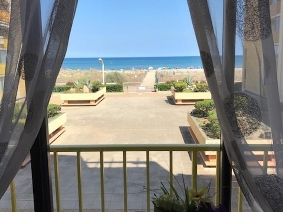 Studio cabine avec loggia, 4 pers, mer à 50m, commerces à 150m, proche Aqualand - FR-1-81-231 Cabin in Le Barcarès