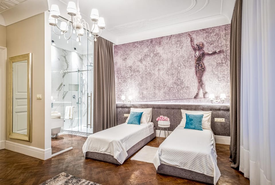 Shower, Bed, Bathroom, TV and multimedia, View (from property/room), Photo of the whole room, Decorative detail, Bedroom, Area and facilities, internet, locker, towels, air conditioner